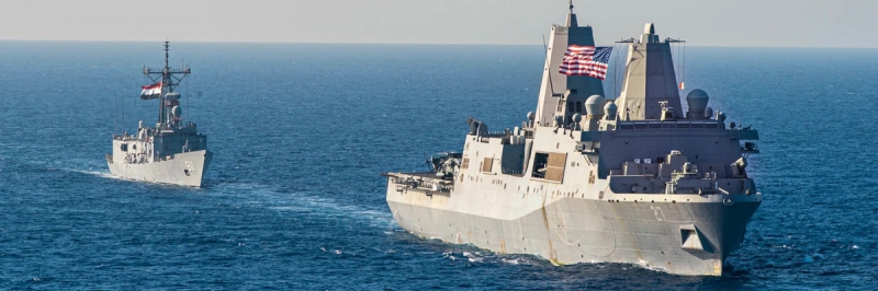 کشتی بارانداز دوزیست USS Portland (LPD 27)، سمت راست، و ناوچه نیروی دریایی مصر اسکندریه (F911) طی یک تمرین گذرا، در 28 اکتبر 2021، از دریای سرخ عبور می کنند. (عکس: گروهبان الکسیس فلورس / سپاه تفنگداران دریایی ایالات متحده )